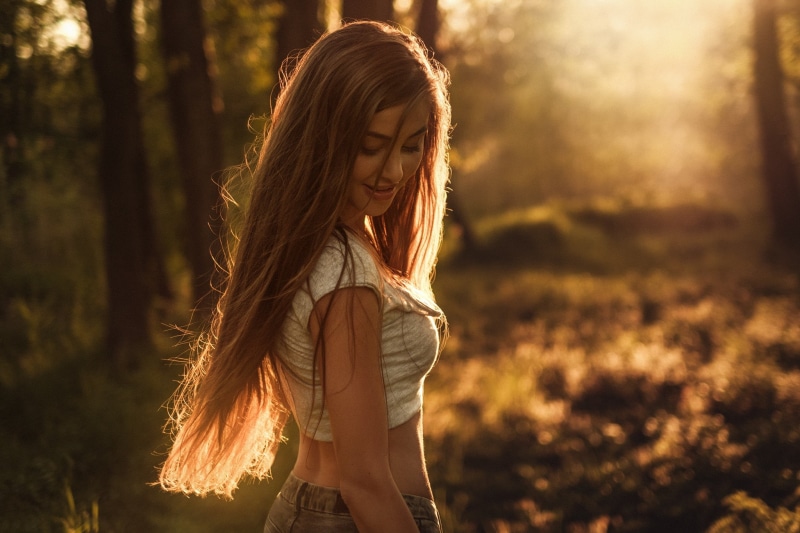 nature, leisure activity, land, contemplation, 1080P, depth of field, casual clothing, lifestyles, beautiful woman, young adult, hairstyle, hair, sunlight