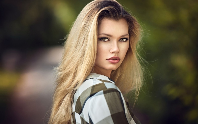 women, outdoors, looking at camera, 1080P, human hair, one person, hair, young women, blond hair, adult, beautiful people, fashion, hairstyle, headshot