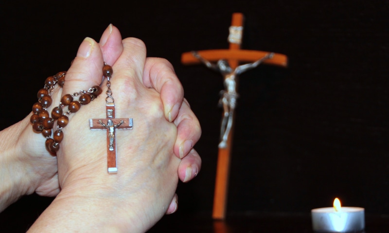 cross, Pray, 4K, one person, women, hope, hand, finger, human hand, jewelry, spirituality, Prayer, belief, holding, adult, person, faith, beads, religion