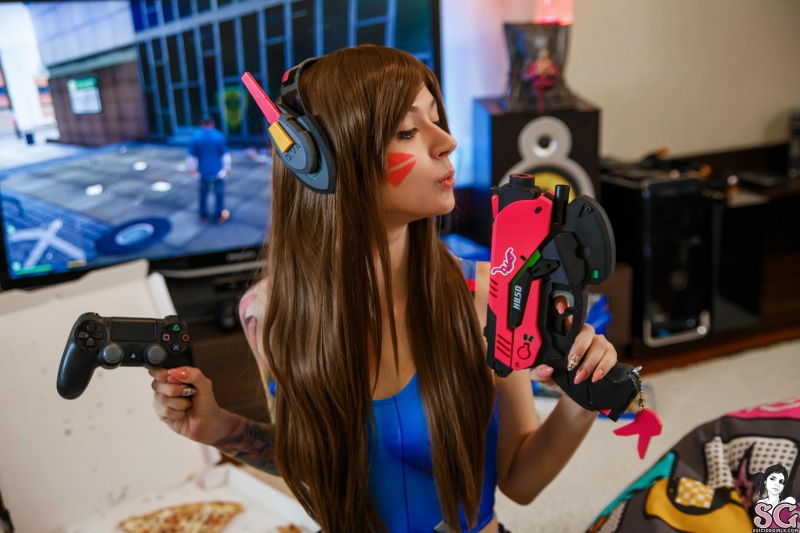 model, living rooms, speakers, Lure Suicide, cosplay, gamers, painted nails, brunette, focus on foreground, pizza, holding, television sets, video games