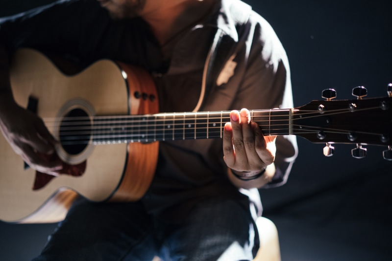 string, person, 5K, musical instrument, playing, musical equipment, acoustic guitar, plucking an instrument, performance, hand, guitar, artist, midsection