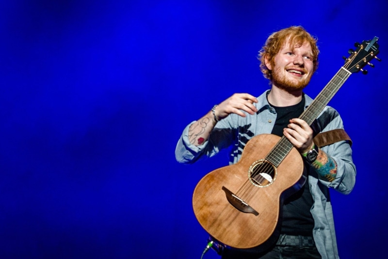 playing, plucking an instrument, Singer, musical equipment, musical instrument, rock music, English, positive emotion, Ed Sheeran, electric guitar, arts culture and entertainment