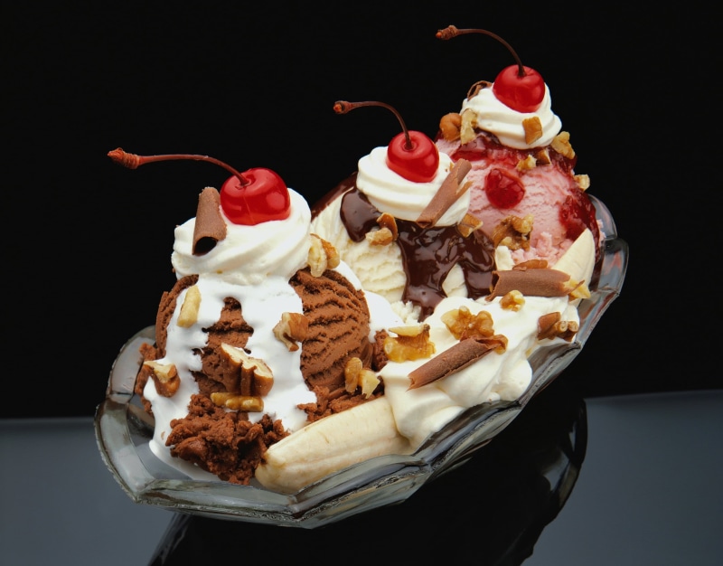 nuts, freshness, whipped Cream, baked, cherry, ready-to-eat, refreshment, white, strawberry, cream, dairy product, unhealthy Eating, fruit, sweet, icing