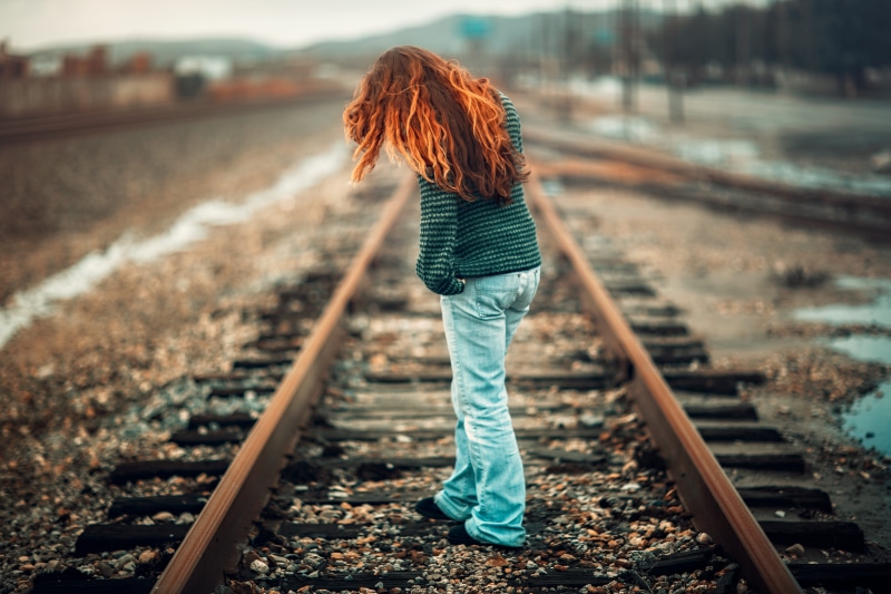 outdoors, focus on foreground, rail transportation, casual clothing, female, leisure activity, nature, one Person, shirt, rail, people, station, sleeve