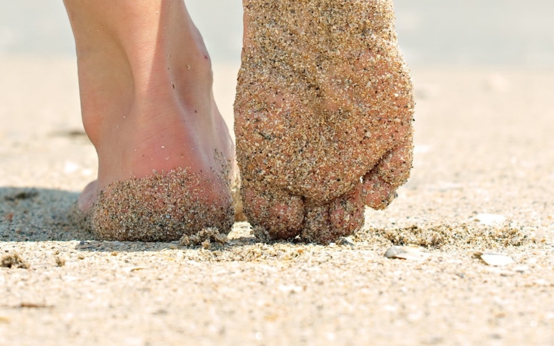 sea, sunlight, 720P, nature, messy, selective focus, one person, feet, dirty, water, day, human limb, sand, human foot, standing, human leg, barefoot