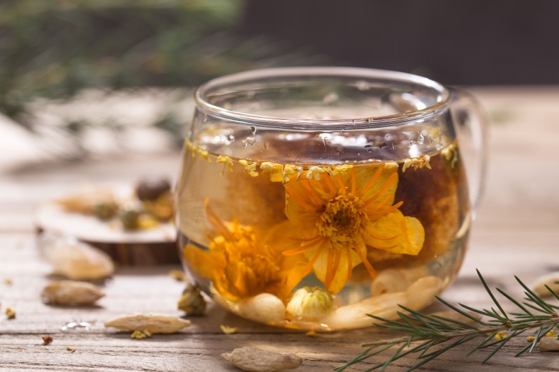tea cup, jar, hot drink, filled, placed, still life, focus on foreground, yun niang fresh in mind, liquid, petaled, 5K, flowers, transparent, wood - material