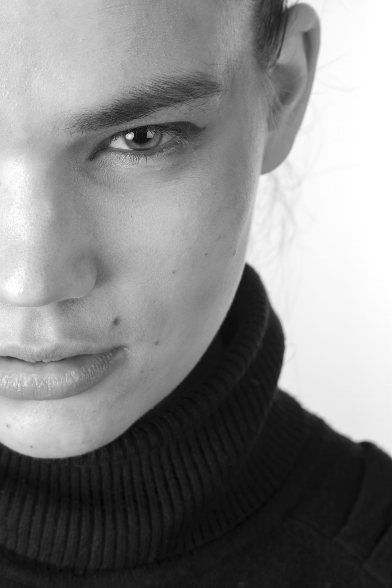 black turtle, teenager, womens, turtle-neck sweater, black, lifestyles, eyes, body part, photography, human Face, eye, smiling, adult, black And White
