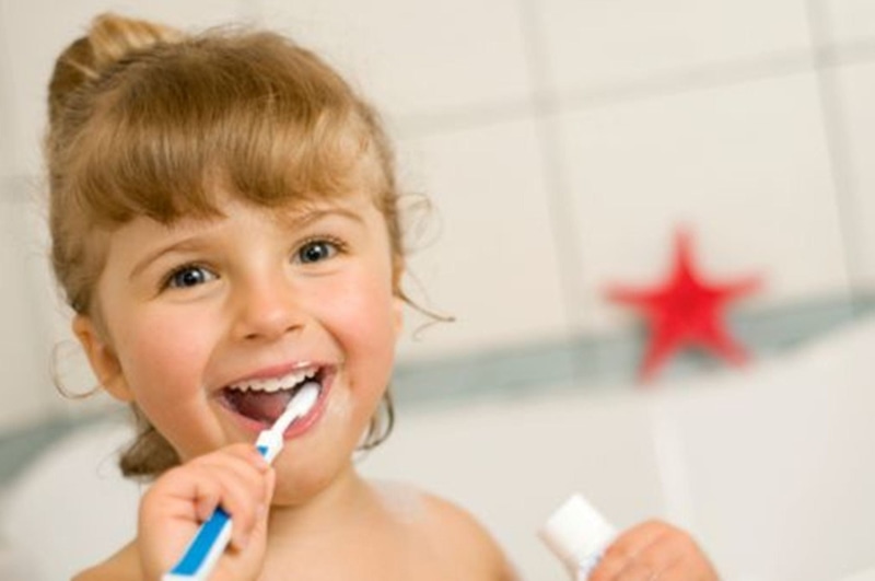 domestic room, looking at camera, dentist, tub, smiling, human Mouth, happiness, headshot, 1080P, toddler, human Teeth, squeeze bottle, cheerful, soft