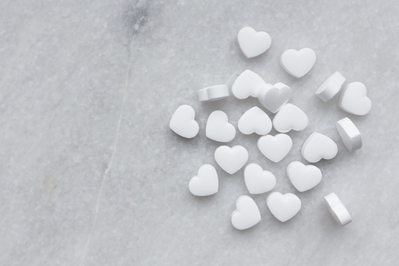 order, close-up, confetti, large group of objects, food and drink, still life, background, no people, food, foil, copy space, medicine, heart, white color
