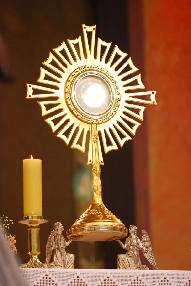 gold, burning, Communion, built structure, design, church, 4K, Eucharist, Hostia, light, no people, candlestick holder, fire, electric Lamp, Monstrance