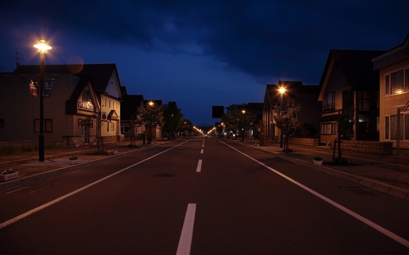 built structure, lantern, building exterior, outdoors, road marking, direction, architecture, dividing line, sign, night, concrete, 1080P, transportation