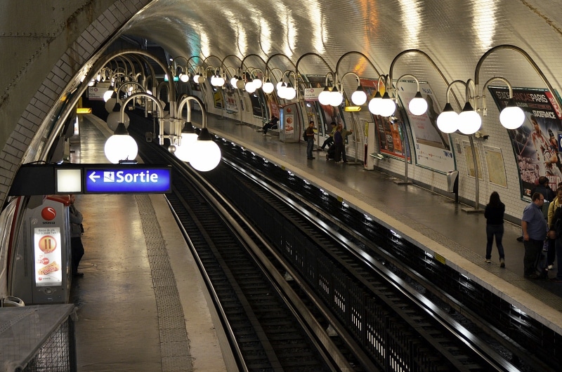 subway, lifestyles, passengers, subway Station, large group of people, platform, traveling, tunnel, 720P, commute, indoors, illuminated, station, city