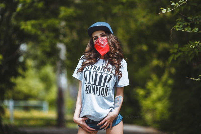 young women, happiness, baseball caps, clothing, jean shorts, casual clothing, outdoors, hairstyle, lifestyles, standing, 2K, young adult, tanned, sunglasses