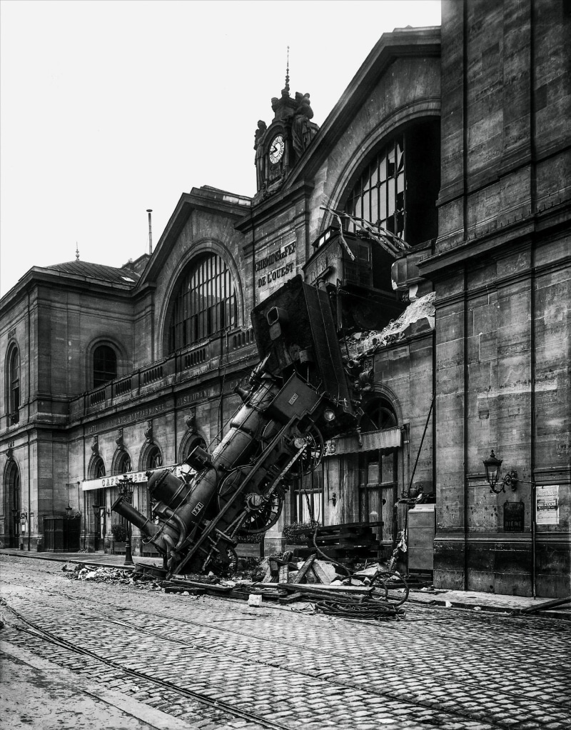 machinery, 2K, monochrome, black, accidents, outdoors, no people, crash, France, abandoned, built structure, train station, sky, nature, clear sky, arch