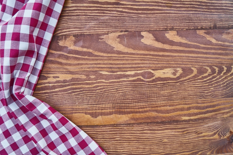 food and drink, tablecloth, close-up, wood grain, textile, napkin, soft, selective focus, texture, textured, backgrounds, indoors, macro, picnic, red, pattern