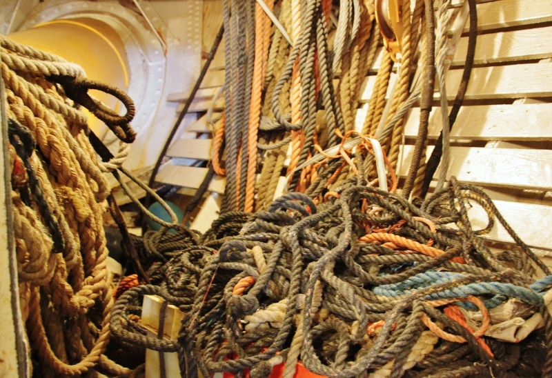 no people, close up, mess, maritime, connection, equipment, chaos, node set, fixing, slings, strength, nature, knotted, knot, ship traffic jams, detention