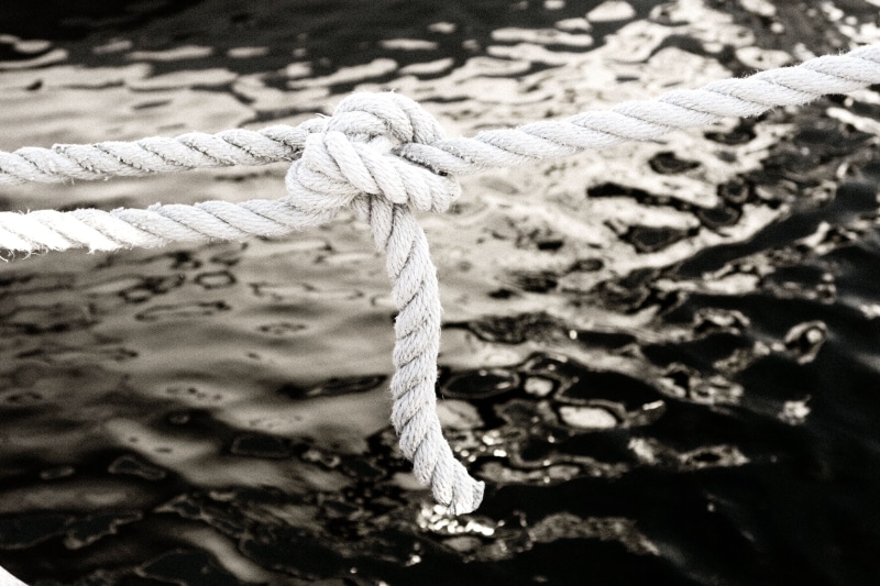 connection, 5K, water, selective focus, sea, rope, tied up, land, outdoors, transportation, boat, pattern, strength, tied knot, node, tangled, focus on foreground