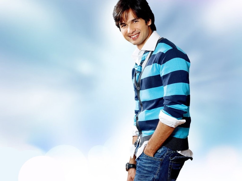 nature, lifestyles, looking at camera, blue, young men, outdoors, face, 480P, sky, smiley face, happiness, kapoor, men, jeans, Bollywood Celebrities, Male Celebrities
