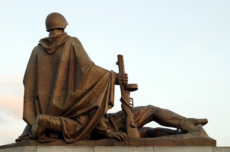 russia, sitting, religion, clothing, history, figure, soldiers, Soviet, the military, Sculpture, lying, human representation, craft, Monument, cemetery