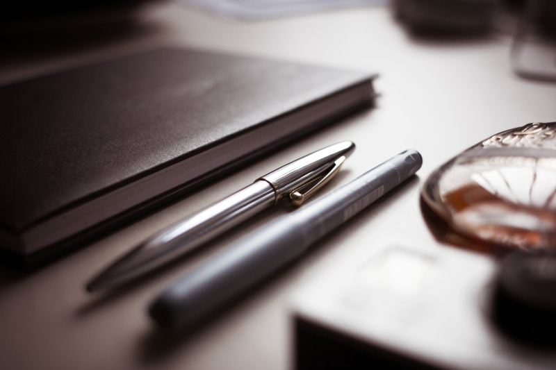 fountain pen, Graphic, group of objects, ballpoint pen, still life, indoors, Chrome, furniture, day, selective focus, desk, high angle view, pen, paper