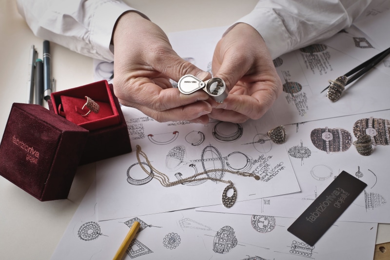 adult, one person, real people, jewellery, sketch, close-up, design professional, 5K, art and craft, design, pencil.hands, indoors, human body part, necklace