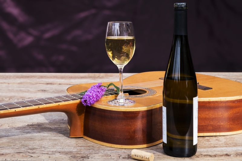 buddleja davidii, drink, refreshment, leisure, table, indoors, flower, food and drink, household equipment, food, filled, bottle, glass, glass - material