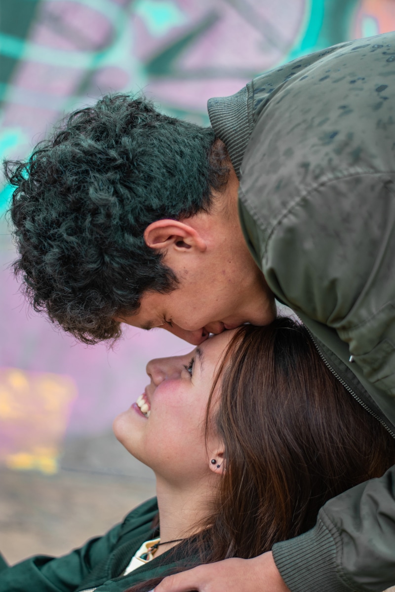 real people, friendship, couple - relationship, feeling, portrait, 5K, leisure activity, focus on foreground, bonding, commitment, heart, side view, romance