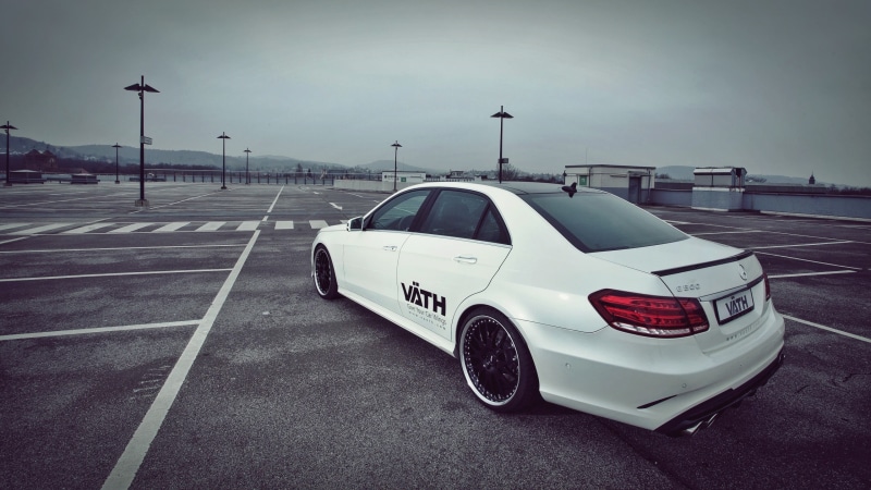 communication, land vehicle, white, photography, city, sign, 2K, Mercedes-Benz E-Class, motor vehicle, outdoors, mode of transportation, transportation