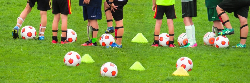 leisure, training, outdoors, listen to, target group, legs, children, sports clothing, football, childhood, ball, hat, team sport, day, football field