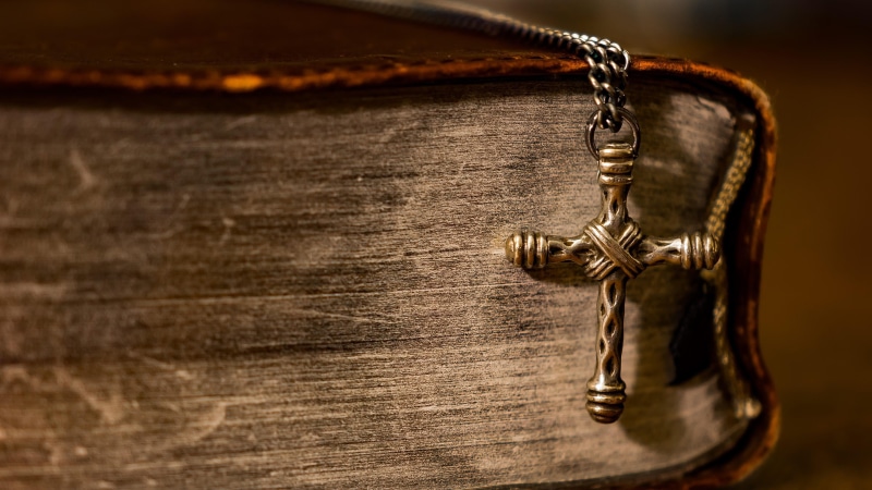 old, ornate, 4K, spirituality, table, photography, protection, selective focus, antique, religion, metal, close-up, jewelry, single object, chain, christian