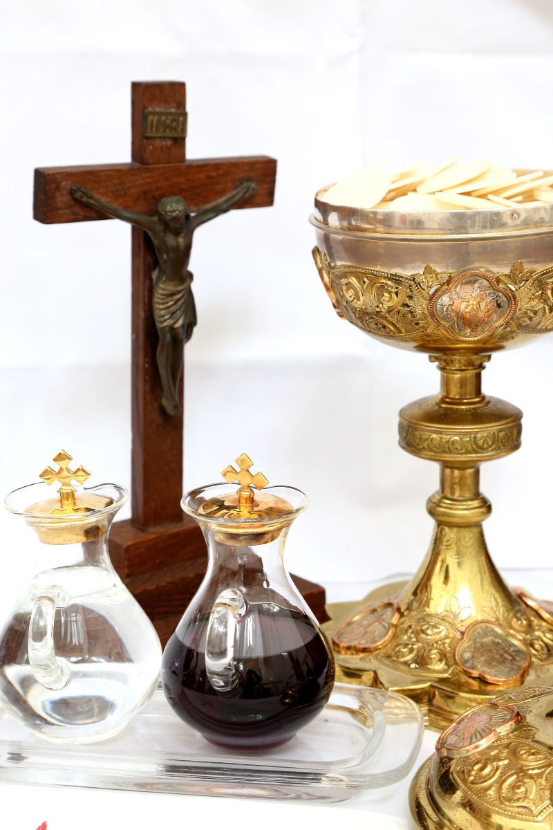 antique, Chalice, christian, luxury, Cross, 5K, kit, close-up, still life, spirituality, no people, surface, Wine, faith, symbol, church, focus on foreground