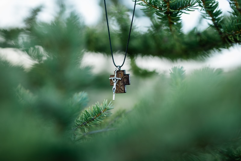 green Color, john paul ii, snow, jesu, focus, sky, holiday, backgrounds, necklace, greenery, crucifix, pendant, green, selective, blue, cross, decoration