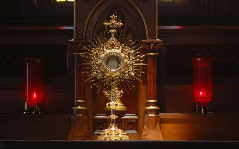 ornate, lighting equipment, art and craft, architectural column, representation, adoration, candlestick holder, indoors, building, Monstrance, illuminated