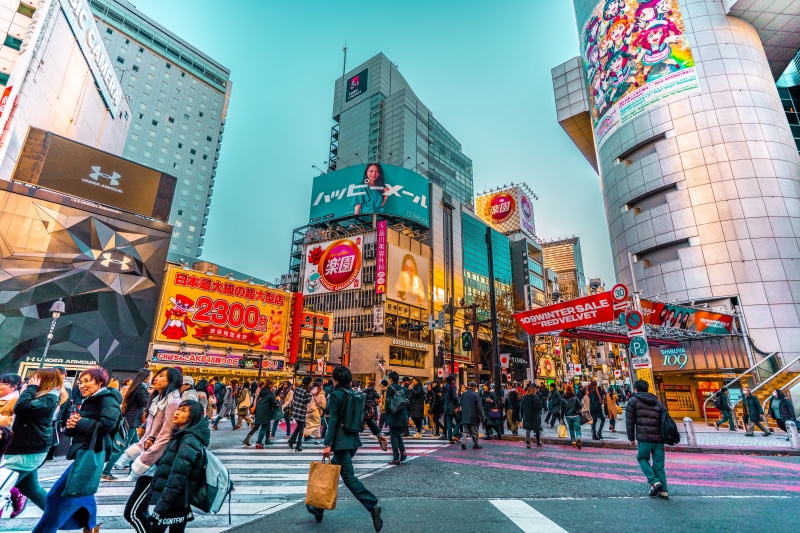 skyscraper, street, tokyo, advertisement, pedestrian, walking, real people, urban, large group of people, shibuya, lifestyles, office building exterior