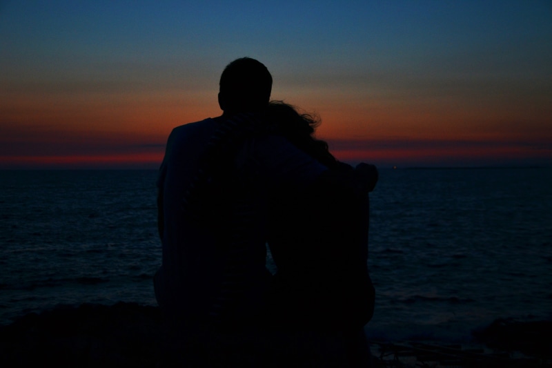 setting sun, woman, beach, dark, couple, positive emotion, outdoors, 4K, people, looking at view, nature, men, two people, sunset, golden, relationship