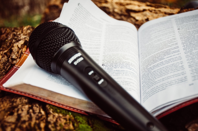 table, learning, education, shure, natal, bible, no people, paper, evangélica, selective focus, communication, text, hardcover book, 4K, bíblia, close-up