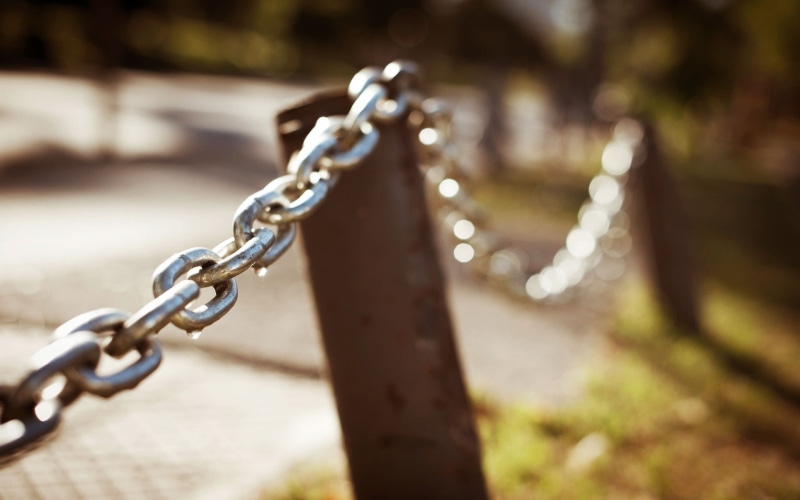 iron - metal, focus on foreground, protection, day, 1080P, utility pole, metal, outdoors, safety, sunlight, steel, hanging, lock, macro, barrier, bokeh