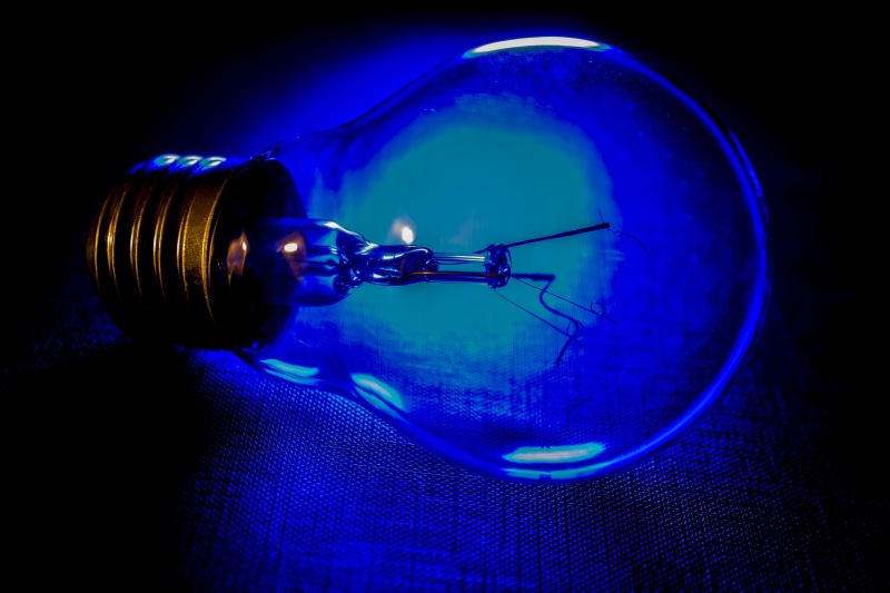 dark, circle, blue, light bulb, technology, unschaerfebereiche, creativity, science, indoors, illuminated, studio shot, healthcare and medicine, blur, color