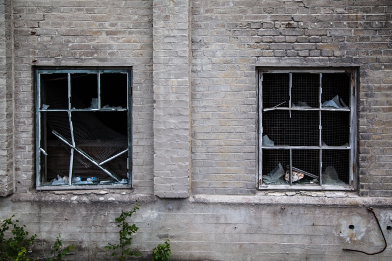 weathered, destroy, building exterior, outdoor, house, deterioration, demolished, broken, windows, window, 5K, damaged, ruined, day, space, architecture