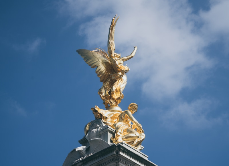 angel, cloud - sky, blue sky, quenn, london, statue, creativity, low angle view, gold colored, united kingdom, victoria memorial, human representation