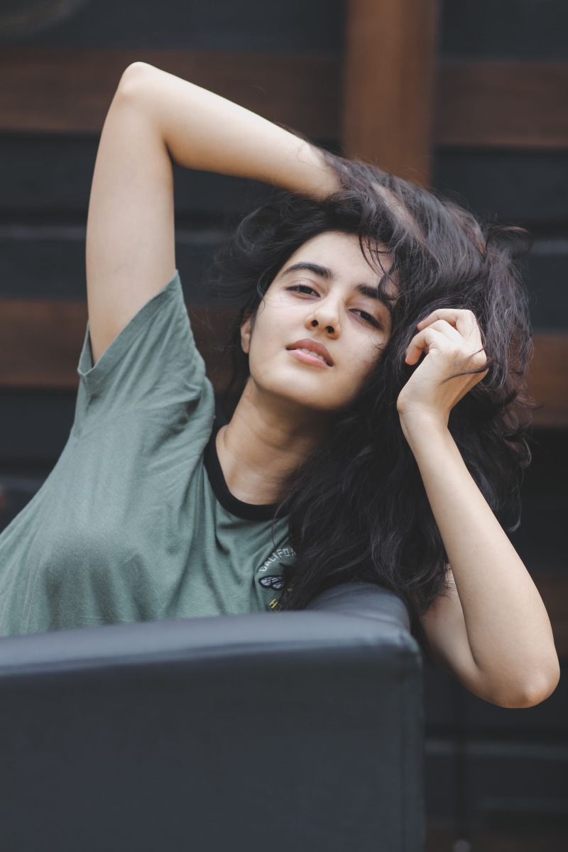 india, pose, style, face, using laptop, person, mumbai, one person, female, young women, front view, real people, tee, lifestyles, beauty, women, wireless technology