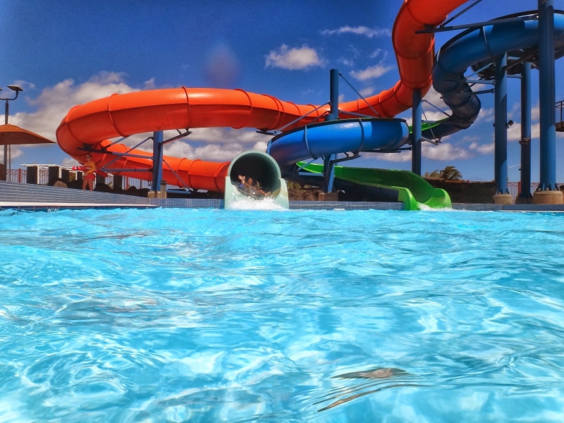 pool, splash, waterpark, leisure, water slide, recreation, swimming pool, 1080P, childhood, sky, outdoors, swim, activity, splashing, water, summer, incidental people