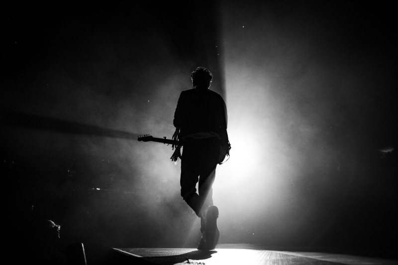 nature, indoors, men, person, back view, spotlight, male, party, music, performance, silhouette, arts culture and entertainment, leisure activity, singing