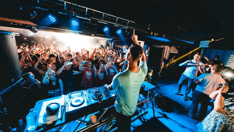bar, arms raised, makj, crowd, life, group of people, front, night life, clubbing, real people, lighting equipment, large group of people, women, enjoyment