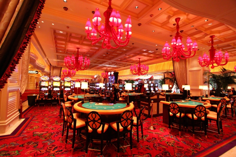 Wynn Casino, night, table, drink, tables, furniture, luxury, food and drink, Resort, ceiling, ornate, chairs, chair, dining, 4K, lighting equipment, wealth