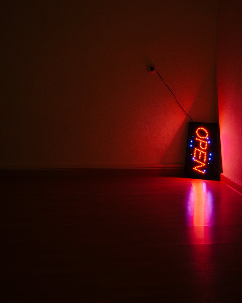 lighting equipment, shadow, red, guidance, communication, warning sign, light, sign, single object, signage, indoors, power supply, 2K, dark, human representation