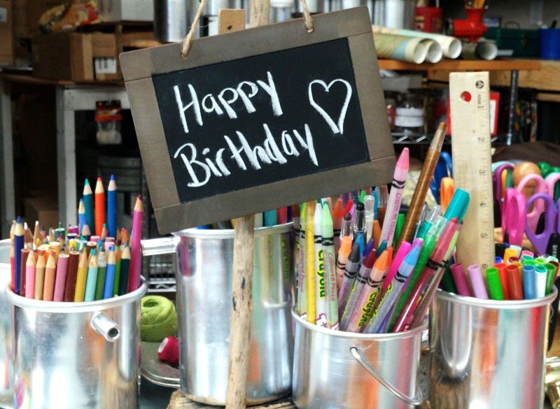 black, communication, close-up, signage, brown, no people, signboard, western script, 1080P, still life, pen, shelf, container, celebrate, chalkboard