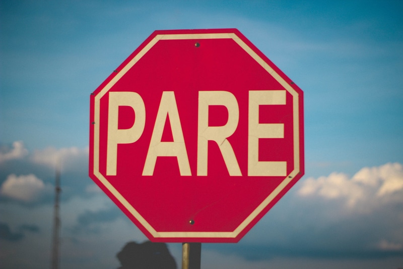 communication, western script, cloud - sky, pare, sky, capital letter, safety, white, photo, road sign, sign, signage, no people, nature, road, road warning sign