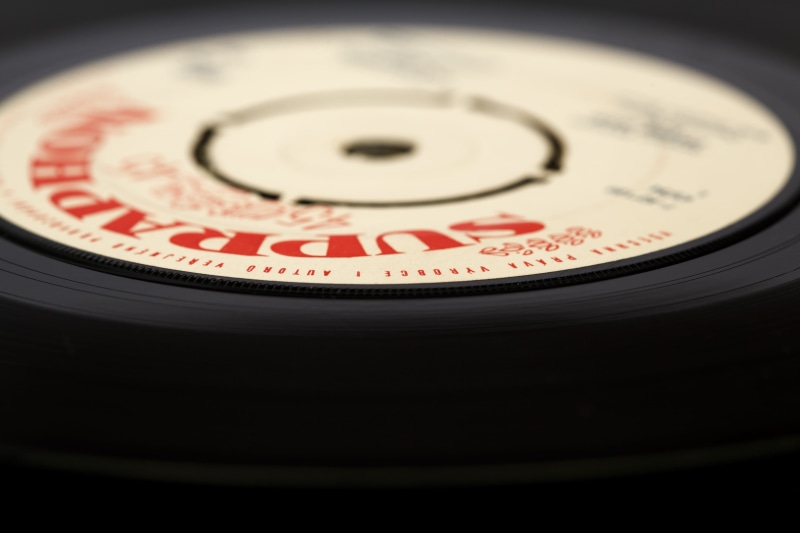 number, geometric shape, day, photography themes, single object, sound, record, selective focus, records, vinyl, play, 5K, disc, accuracy, audio, camera - photographic equipment