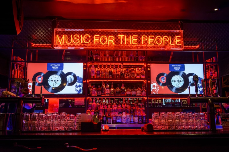 retail, 2K, script, red, western script, light, food and drink, night, store, nightlife, non-western script, communication, music, city, people, neon